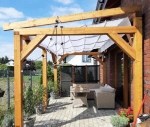 pergola z zadaszeniem materiałowym w kolorze dębu rustykalnego