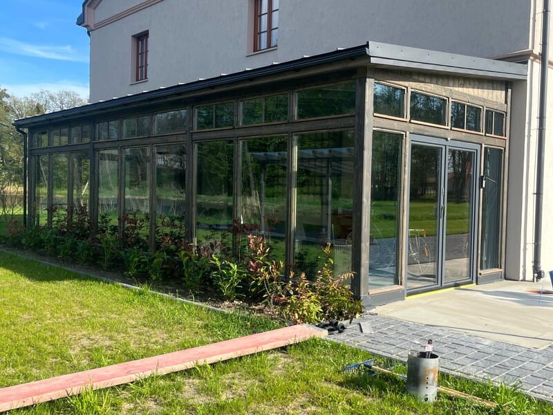 Drewniany Ogród Zimowy z przeszkleniami i dużym oknem HS