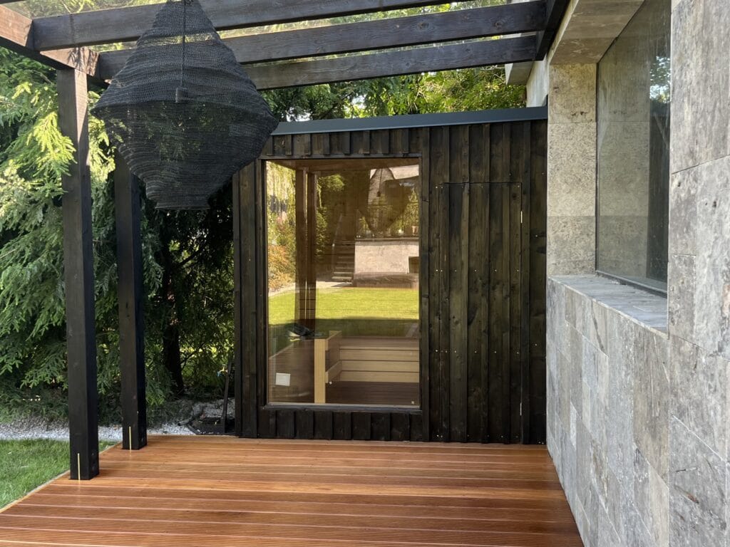 sauna ogrodowa w stylu shou sugi ban wykonana w Katowicach - Brynowie