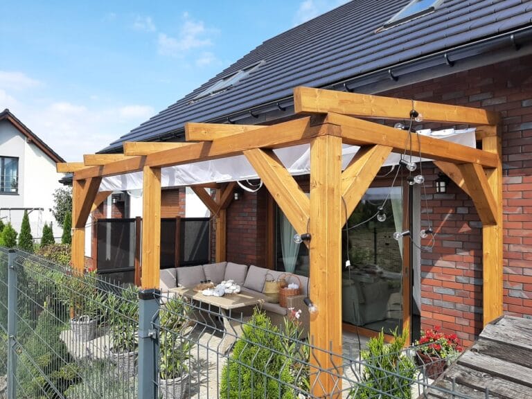 Drewniane Zadaszenie Tarasu z roletą rzymską realizacja w Mikołowie