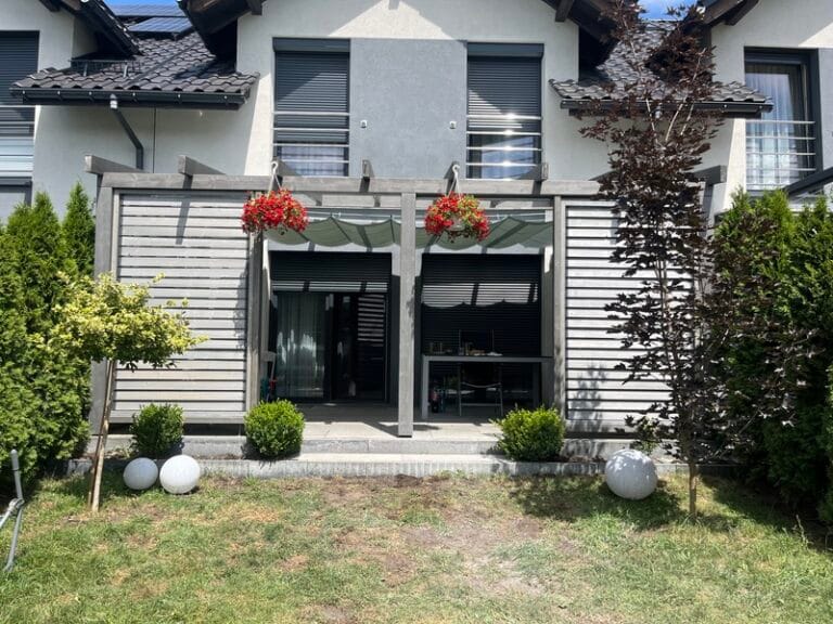 Drewniane Zadaszenie Tarasu w kolorze szarym wykonane w Rudzie Śląskiej