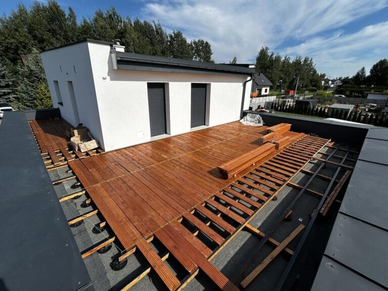 drewniany taras wykonany na dachu płaskim z wykorzystaniem podkładek regulowanych