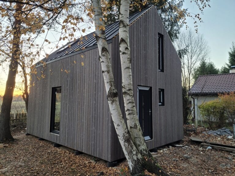 nowoczesny dom wykonany w technologi szkieletowej z elewacja z deski opalanej