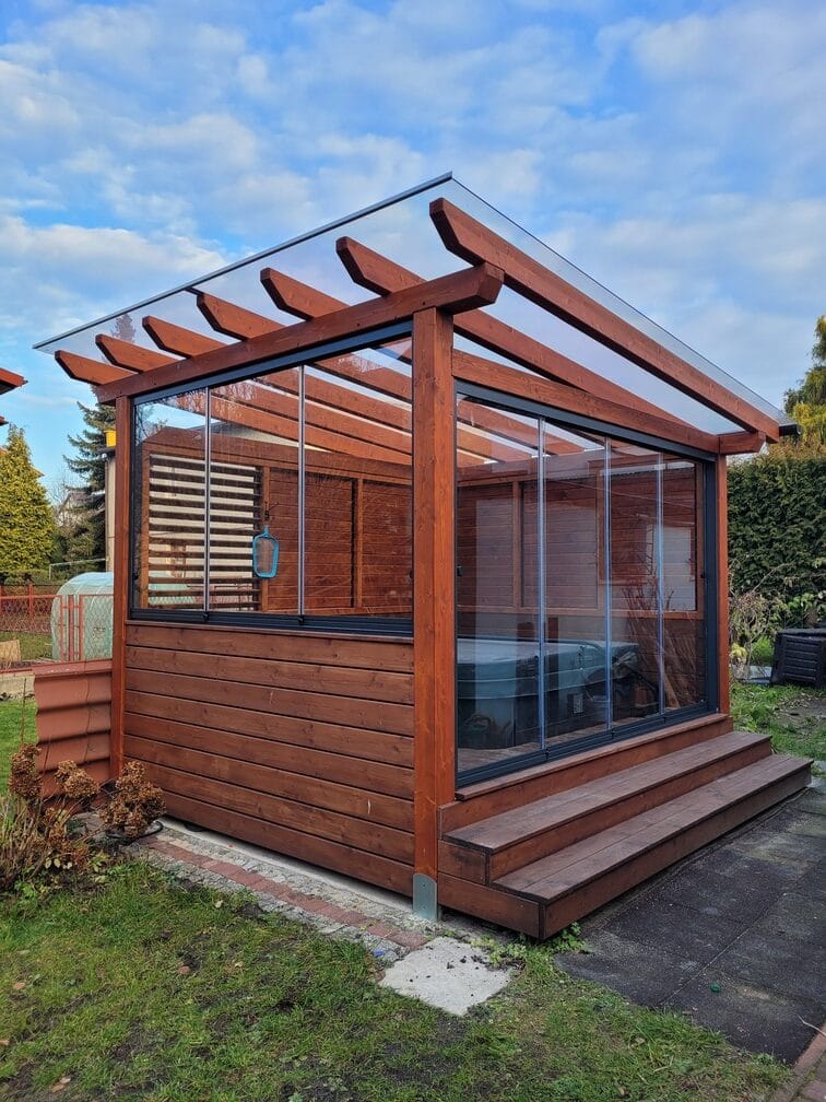 Pergola z zadaszeniem z poliweglanu litego z przesuwnymi szybami